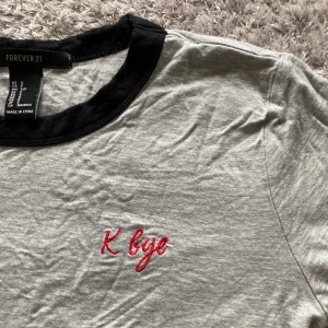 K BYE TRÖJA - T-shirt från forever 21. 