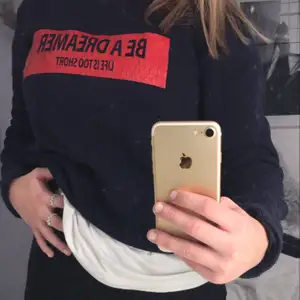 En mörkblå sweatshirt med rött tryck på bröstet, säljer pga att den inte kommer till användning. Trycket är lite sprucket men det är inget man tänker på💕💕