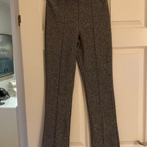 Zara glitter kostymbyxor  - Glittriga kostym byxor från zara. Aldrig använda, väldigt bra skick. Passar perfekt till nyår. Fraktkostnad tillkommer