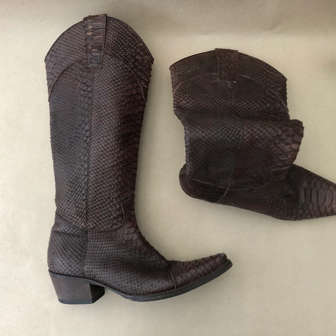 Skitsnygga bruna cowboy boots i ormskinnslook!