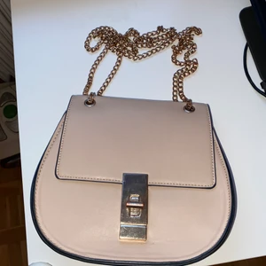 Gullig handväska! - En söt liten handväska, den är en blandning mellan beige och ljusrosa med guld kedja och spänne. Den är använd sparsamt! Den har ett tvådelat fack inuti☺️👛