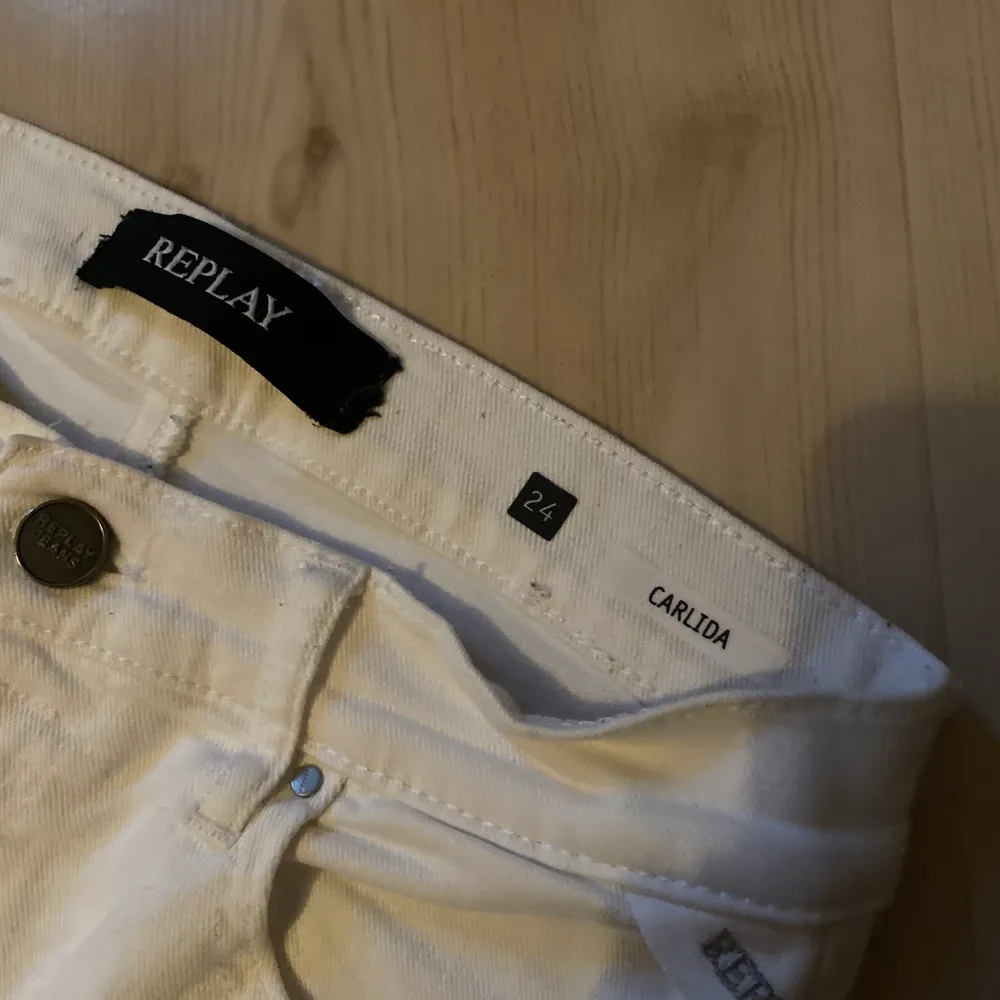 Jättefina vita jeans från Replay, storlek 24🤍 sparsamt använda och inte fläckar eller annat, alltså bra skick! Nypris ca 1000kr. 300kr + frakt, kan diskuteras! (jag är ca 160cm lång). Jeans & Byxor.