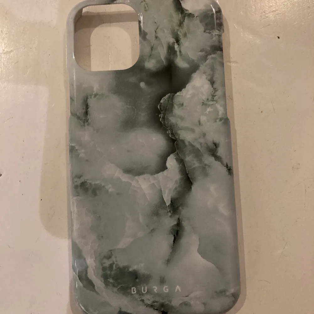 4 super fina mobilskal från märket BURGA för IPhone 11 PRO. Alla är helt i nyskick då jag aldrig hunnit använda dom. Snygga motiv, nypris 280kr/Skal.                                                                          Säljer 1 för 100kr styck plus frakten🥰. Accessoarer.