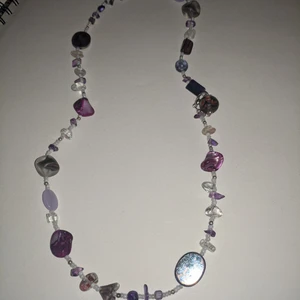 Halsband med stenar - Halsband med stenar som skimrar i alla olika färger. Stilfullt som passar både till vardags och fest. Alla smycken ta 3 betala för 2. Billigaste på köpet.