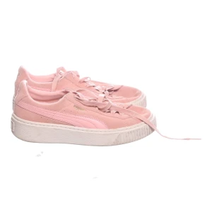 Puma suede - Super snygga sneakers som sitter perfekt och kan lätt piffa upp din outfit💓 strl 40. Dessa skor har varit i samma rum som Daniel Caesar🤪