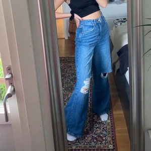 jeans - Säljer nu dessa skitsnygga trendiga jeans från gina tricot då de inte riktigt är min stil och kommer därför inte till användning. 