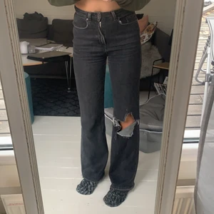 Grå jeans - Säljer dessa fina grå/ svarta jeans med ett hål i. De är slitna där nere, de är i väldigt fint skick