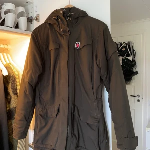 Jacka  - Brun vinterjacka från fjällräven som är perfekt nu till vintern. Köparen står för frakt! 
