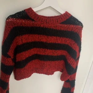 Stickad randig tröja - Säljer denna super fina randiga croppade tröja! Från Zara och använd ytterst få gånger, den är i strl. M men passar mig väldigt bra och är en S ungefär.