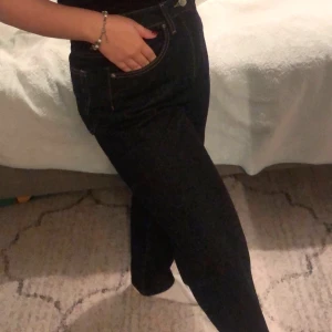 Jeans - Ett par skit coola marinblåa jeans från weekday som jag bara har använt 1-2 gånger. För stor för mig så välde att sälja. 
