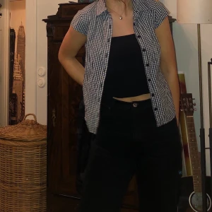 Snygg skjorta - Skitsnygg kortärmad skjorta!! Funkar perfekt att ha nu i höst med en polo tröja under och jätteenkel att matcha med andra kläder. (Frakt tillkommer) 