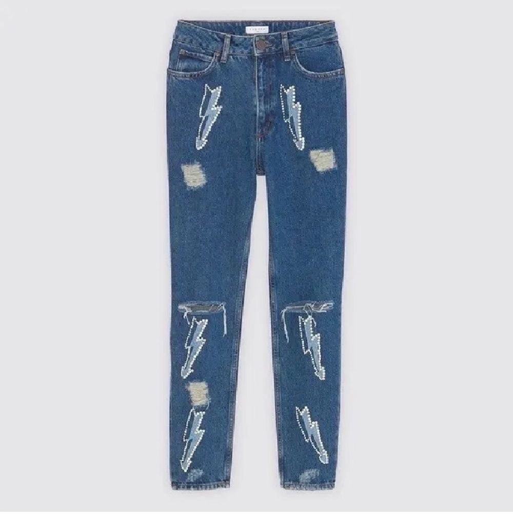 Säljer dessa svin coola jeans från Sandro!!!!!! De är i super fint skick och i storlek 42 men små i storleken, passar snarare stlk 38 och 40! 💙💙💙💙💙 (lånade bilder). Jeans & Byxor.