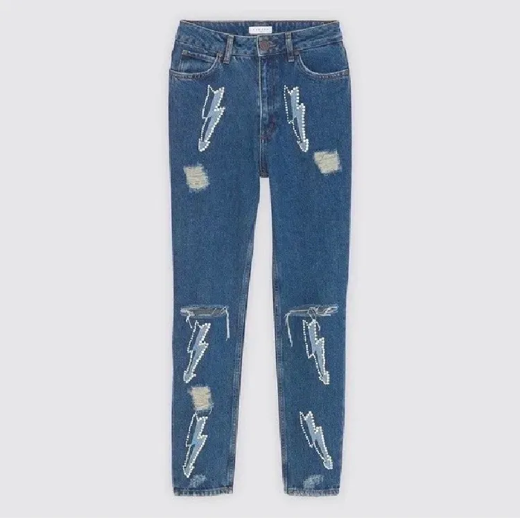 Säljer dessa svin coola jeans från Sandro!!!!!! De är i super fint skick och i storlek 42 men små i storleken, passar snarare stlk 38 och 40! 💙💙💙💙💙 (lånade bilder). Jeans & Byxor.