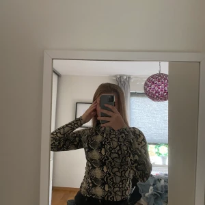 Polo tröja med mönster - Använd ca 2 gånger, men använder inte längre