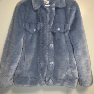 Fakepäls jacka från Jakke  - En jättesnygg och skön jacka från Jakke. Använd ett fåtal gånger. Säljs inte längre i butik. Nypris 900kr.