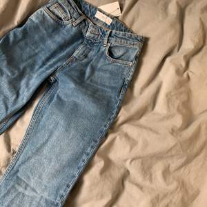 Säljer ett par superfina jeans från Mango i storlek 34. Dom var för små för mig när jag fick hem dom så helt oanvända! Skriv för flera bilder🐠🧚🏼