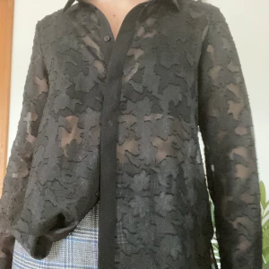 Partyblus från HM - Lite genomskinlig festlig blus från HM