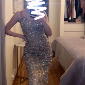 Klänning  - En jätte fin lång klänning med paljetter och nude färg, ifrån Nelly. Använt den bara 1 gång, väldig lång och går över fötterna. Har bild på kvittot. Klänningen finns ej kvar att köpa hos Nelly men orginal priset är 1 399 kr. Har budgivning ifrån 500kr. 