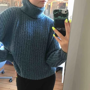  - Superskön stickad tröja med vikt polokrage✌🏽passar allt från xxs-m skulle jag säga🌟frakt 65kr💕