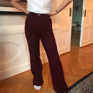  - Jättesnygga Levi’s Manchester byxor i modell Ribcage Flare. Färg: Vinröd/ Burgandy. Strl: W25 L 32 Använda 2 gånger max  Köparen står för frakt. Köpta för ca 1100