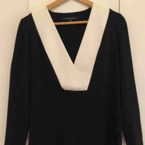  - Svart-vit skjorta från French Connection. XS men passar XS-S! Använd fåtal gånger och i felfritt skick 🌈  Nypris: 1100 kr 