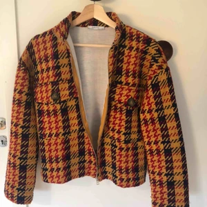  - Säljer denna ursnygga och unika zara jackan som köptes förra året för ca 500kr! Kan skicka fler bilder om det behövs. Meddela mig vid eventuella frågor⚡️🪐🖤