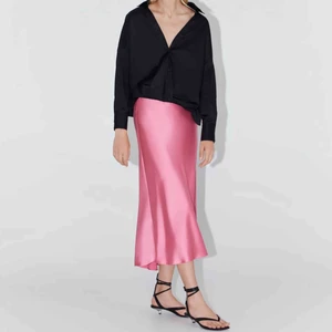  - Säljer min coola trendiga satin kjol från zara! 💜endast använd några få gånger i somras! 