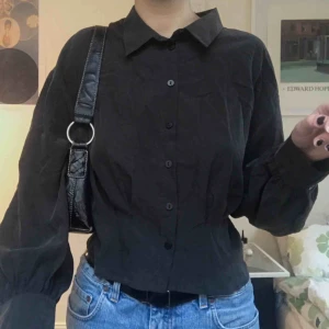  - Svart, matt skjorta från zara. Pliserad om midjan. Knappt använd. Möts på södermalm. Frakt tillkommer💞💞💞