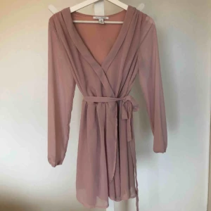  - Jätte fin klänning ifrån Nelly! Den är i storlek s men passar även M. Jätte somrig och perfekt att ha på alla studenter.