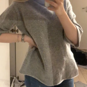 mysig tröja  - finns ingen lapp i tröjan men skulle säga att den passar från S till L nypris: 250 pris kan diskuteras. köparen står för eventuell frakt.  