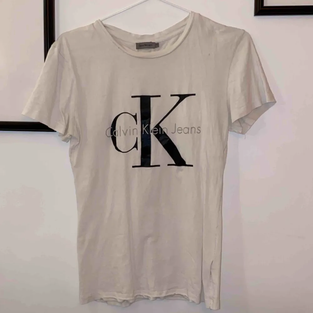 En t-shirt från Calvin Klein. Storlek XS. Vid snabb affär kan jag stå för frakten :) . T-shirts.