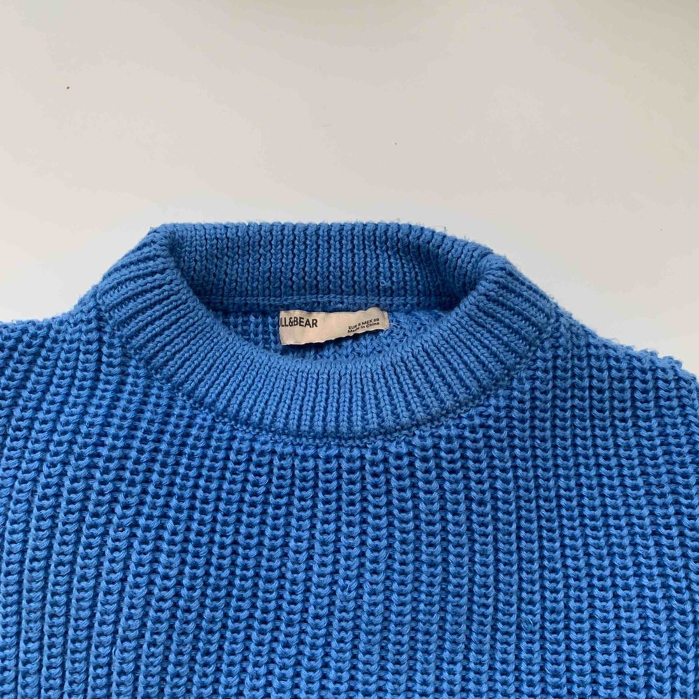 Pga hög efterfrågan blir det budgivning på denna klarblåa stickade tröja från pull&bear som är croppad i modellen. Kan mötas upp norr om Stockholm (Danderyd, Täby) annars tillkommer frakt🥰 Startbud: 150kr  . Stickat.