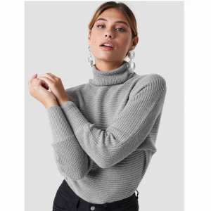  - Säljer denna gråa stickade tröjan från nakd. Aldrig använd och är i gott skick. Skulle påstå att tröjan passar er i storlek S också. Köparen står för frakten