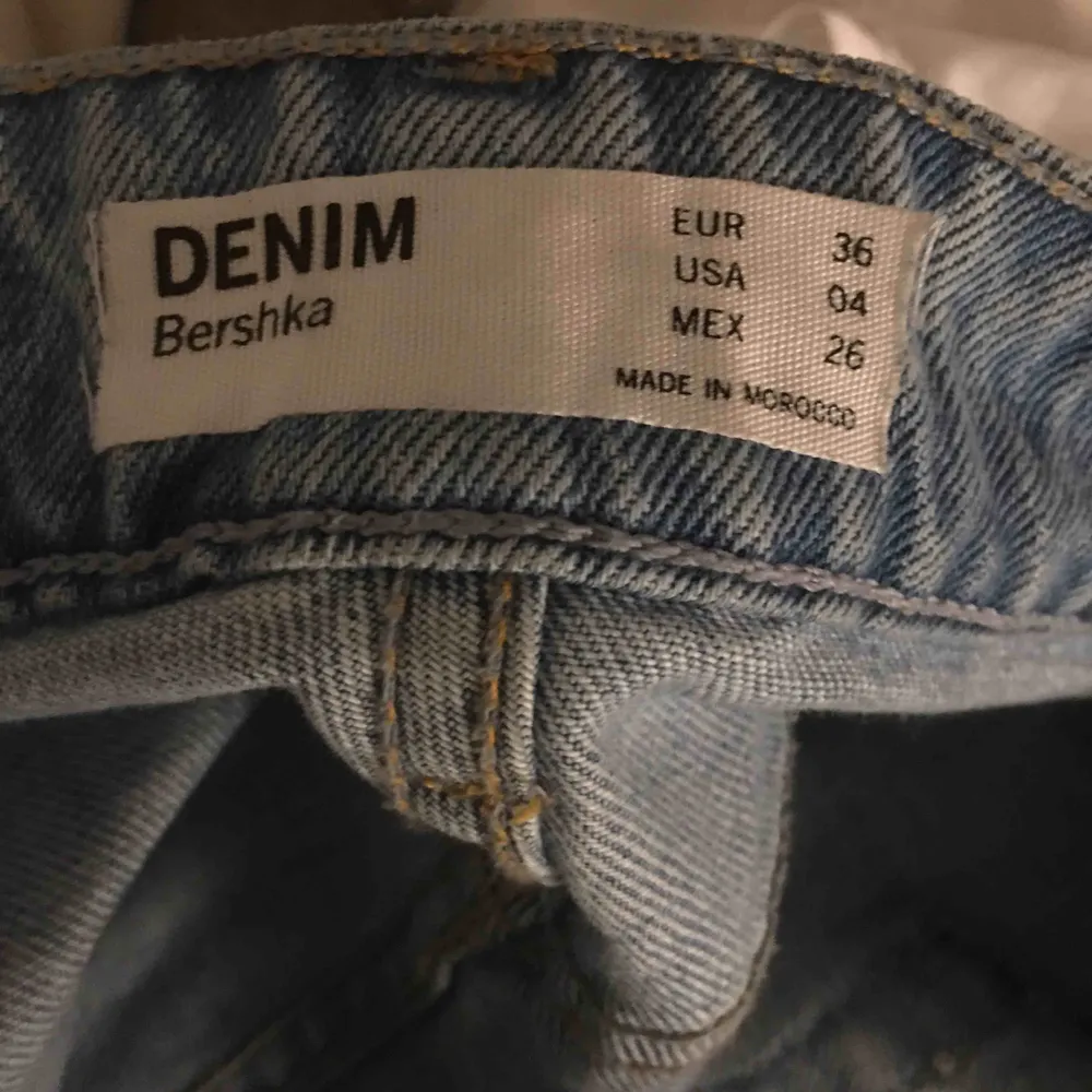 Ljusblåa straight leg jeans från Bershka!! Används ett fåtal gånger men är i bra skick🥰⚡️säljer pga att dom är lite förstora i midjan för mig och kommer därför inte till användning 😕😕 (frakt tillkommer)  . Jeans & Byxor.