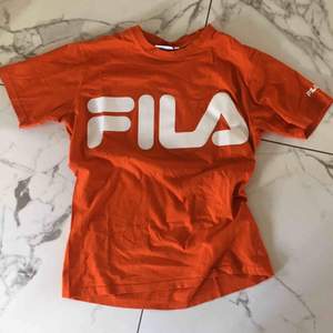 Röd/orange T-shirt från Fila!! Frakt tillkommer🦋