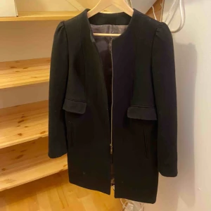  - Skräddarsydd kappa som passar till höst/tidig vår! Uppsydd i en finare bomull efter en populär modell från Zara!