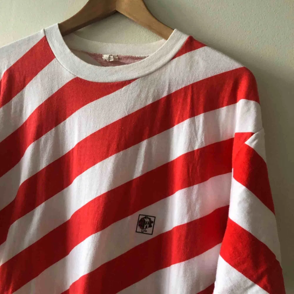 Svensktillverkad vintage T-shirt - 80-tal - Kan hämtas i Uppsala eller skickas mot fraktkostnad . T-shirts.