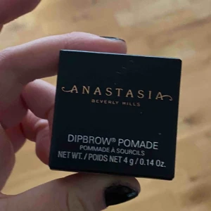  - Anastasia Dipbrow i Granite! Väldigt lite använd då jag inte sminkar mig längre och köptes för typ 300 kronor. Säljes för 120 och köparen betalar frakt eller möts i Stockholm, 