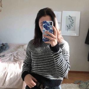  - En fin stickad tröja från hm, lite nopprig men inget som syns mycket. Frakt inräknat :)