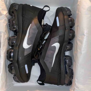  - Helt nya!  Köpte för storlek i julklapp och tappade bort kvittot :(  2100kr nypris  Storlek 42