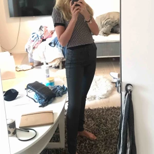  - Säljer dessa byxor i skinn imitation, tjocka i materialet och sjukt snygga