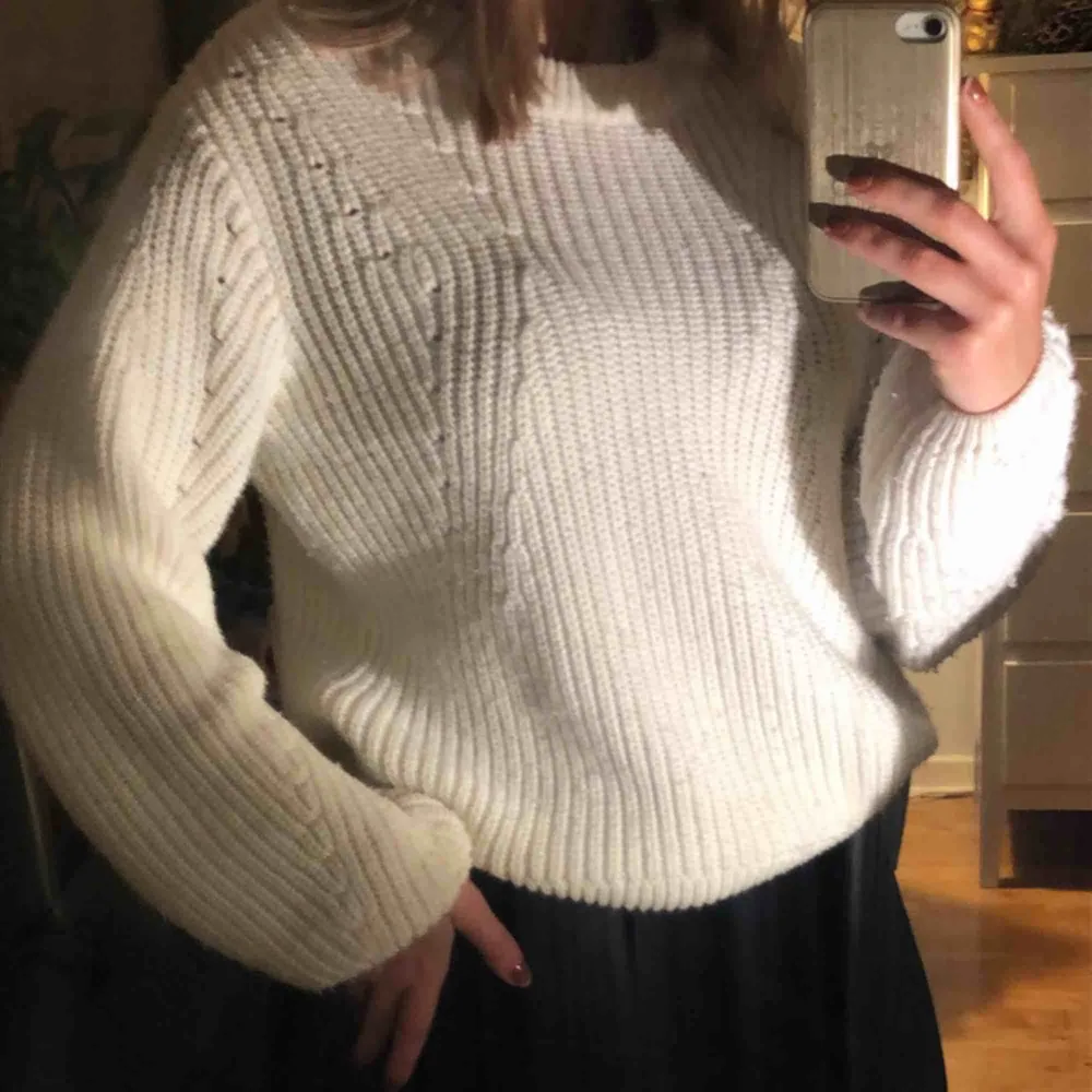 Jätte snygg vit stickad tröja från Gina tricot. Den är storlek m men liten i storlek, skulle säga mer som s. . Stickat.