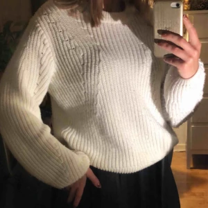  - Jätte snygg vit stickad tröja från Gina tricot. Den är storlek m men liten i storlek, skulle säga mer som s. 