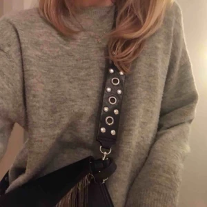  - Väskband med silvriga detaljer. Bra skick, använd ett antal gånger💕💕 märket är okänt