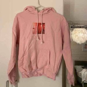  - Rosa hoodie med tryck fram, från Carlings egna märke ”STAY”. Ganska använd men ändå i väldigt bra skick⚡️ om den ska fraktas ligger frakten på 79kr 