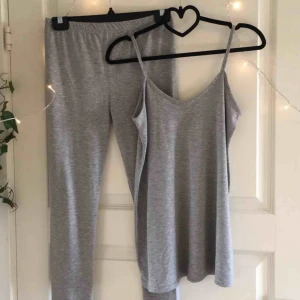  - Mjukis set köpt från JFR med tights och linne. Aldrig använt förutom på bilden✨