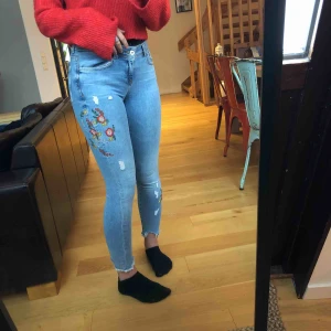  - Säljer dessa jeans från Zara, broderade blommor på båda benen och är väldigt stretchiga och sköna, kan mötas upp I Umeå eller skicka men då står köparen för frakten☺️