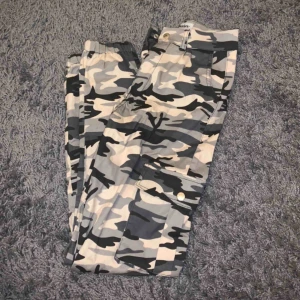  - Säljer nu dessa as coola camobyxorna från Madlady, endast använda ett fåtal gånger. Sitter väldigt snyggt. Om dom ska fraktas ligger frakten på 59kr ⚡️