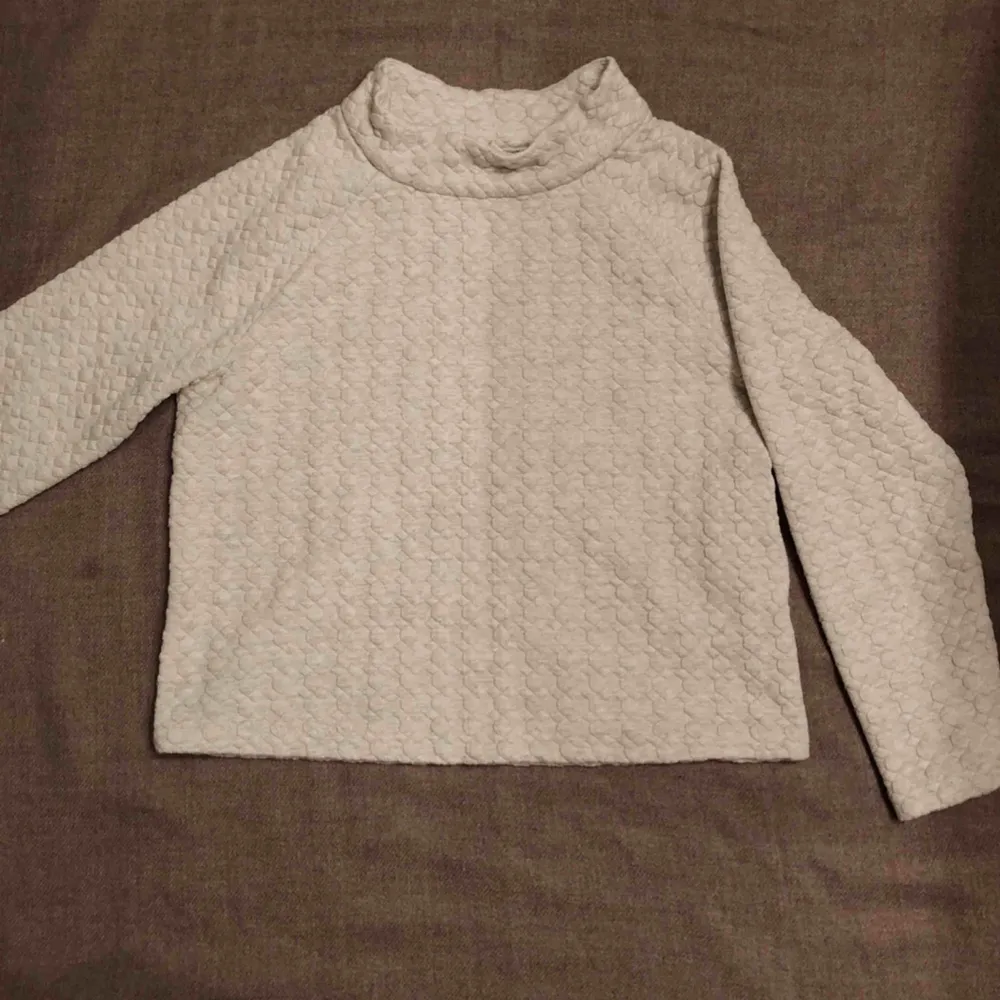 Beige ”sweatshirt” med en liten polokrage från Only ”Studio”. Väldigt fin kvalitet. Lite kortare i modellen. . Hoodies.