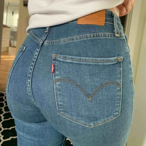  - Nypris 1150kr Modell: High Rise skinny 721 Storlek: W26 L28 Säljes pga en för stor storlek i midjan... använda ca 5-7 gånger. Inget slitage, som nya. Hör av dig vid frågor